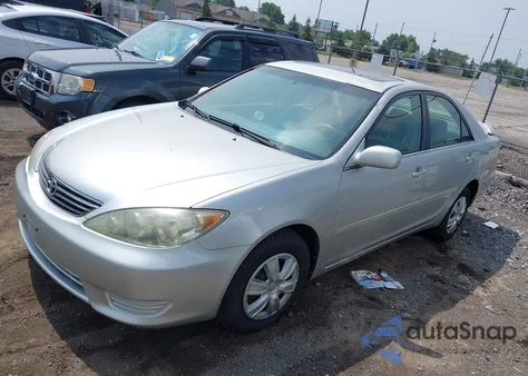 2005 Toyota Camry Le z USA, uszkodzony, nr VIN 4T1BE32K85U004030